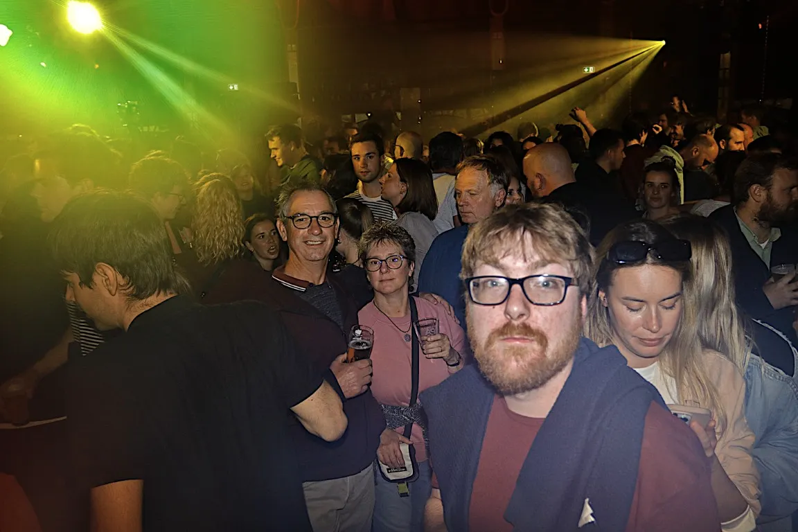 mensen aan het poseren op de jaarmarkt van Rode